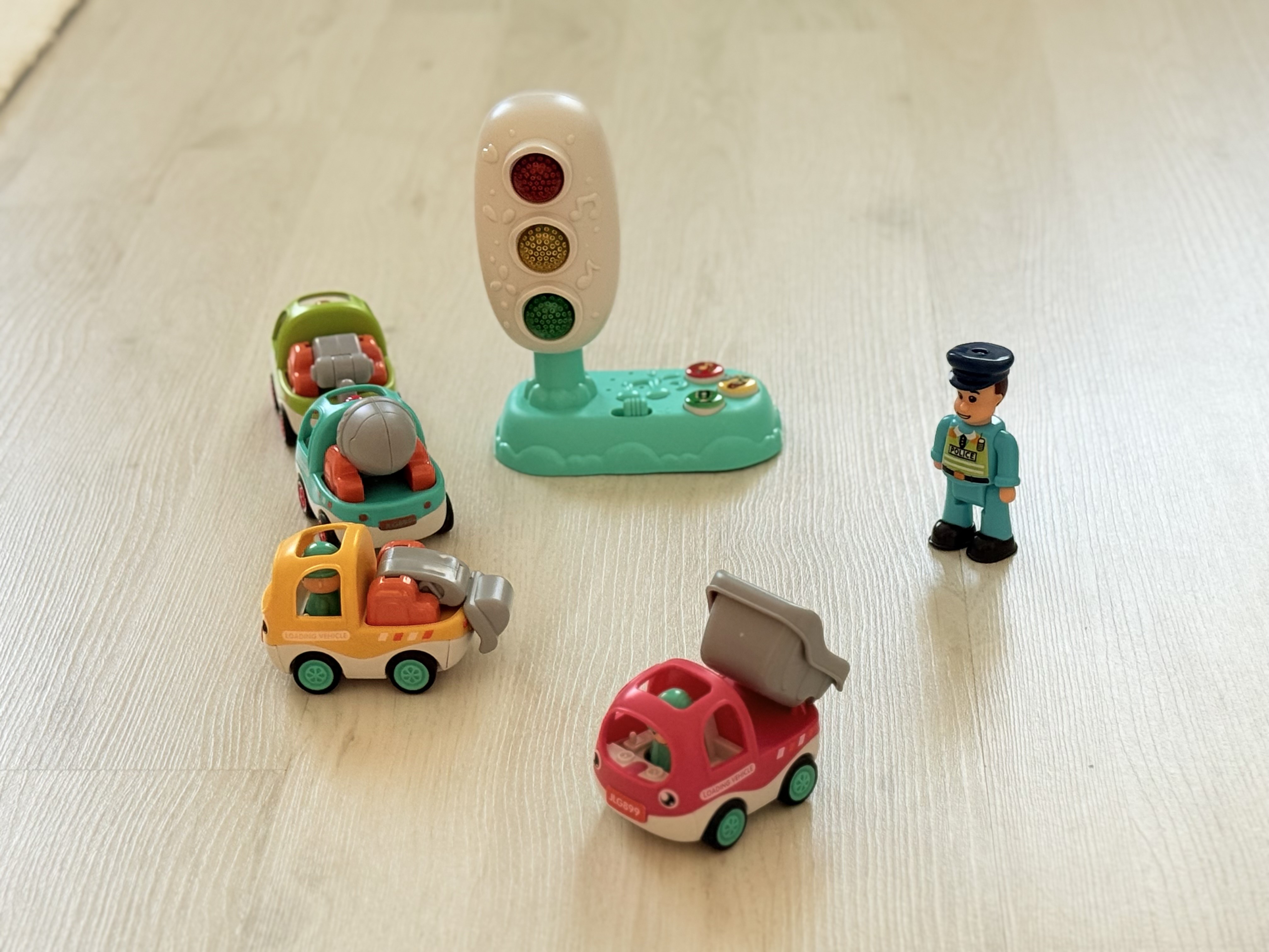 Set Interactiv de 4 Masinute cu Politist si Semafor, Multicolor, Plastic, Sunete si Lumini, 18 luni+ - 2 | YEO
